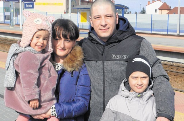 Joanna i Andrzej Świstakowie z Bochni z 2-letnią córeczką Natalką i 9- letnim synkiem Filipem liczą, że wkrótce Pendolino nie tylko będzie przejeżdżać przez Bochnię, ale zatrzyma się na dworcu