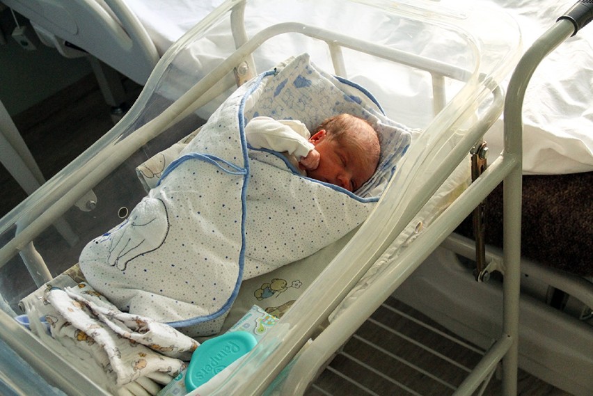Pierwsze dzieci urodzone w szpitalu w Tomaszowie Maz. otrzymały wyprawkę od władz miasta i powiatu [ZDJĘCIA, FILM]