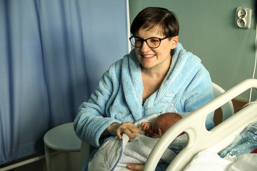 Pierwsze dzieci urodzone w szpitalu w Tomaszowie Maz. otrzymały wyprawkę od władz miasta i powiatu [ZDJĘCIA, FILM]