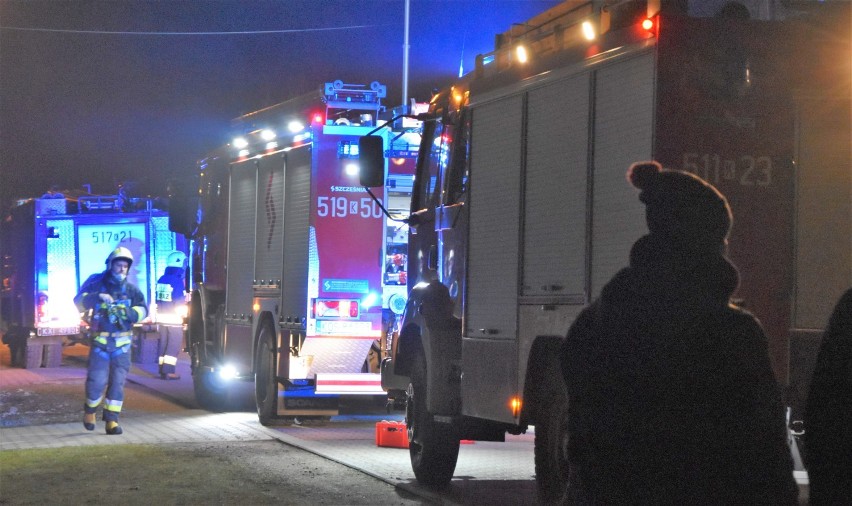 Wygiełzów. Pożar domu drewnianego przy ulicy Podzamcze. Szybka akcja strażaków ocaliła mienie. Mówią jednak wprost: To było podpalenie!