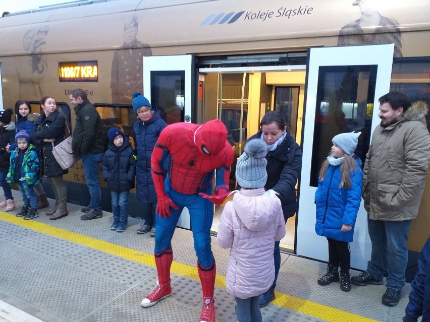 Koleje Śląskie i Spider-Man na dworcu Jaworzno Szczakowa. To wycieczka do Krakowa ZDJĘCIA