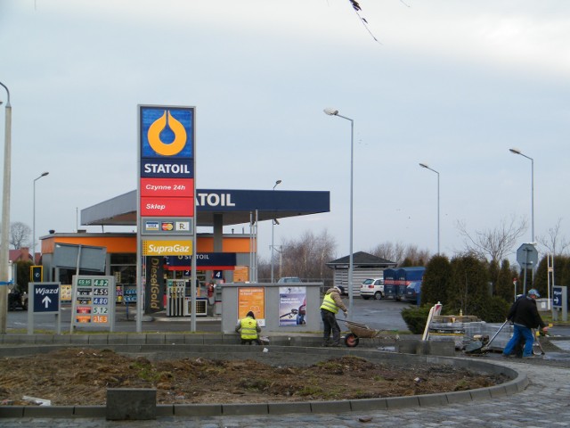 Robotnicy wznowili prace przy rondzie od strony stacji paliw Statoil