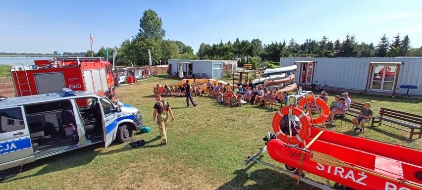 Bezpieczny wypoczynek latem pod Wągrowcem. Policjanci i strażacy odwiedzili dzieci i młodzież na półkoloniach 