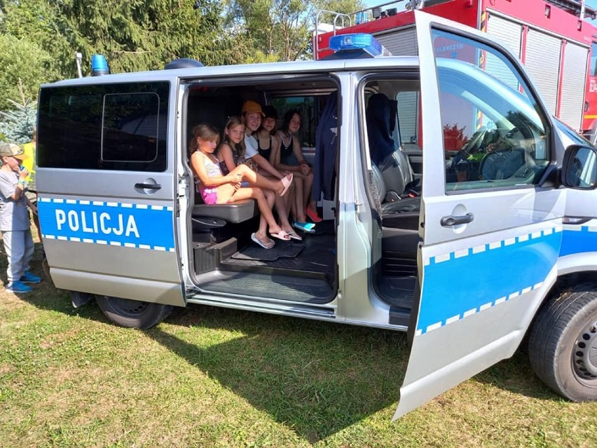 Bezpieczny wypoczynek latem pod Wągrowcem. Policjanci i strażacy odwiedzili dzieci i młodzież na półkoloniach 