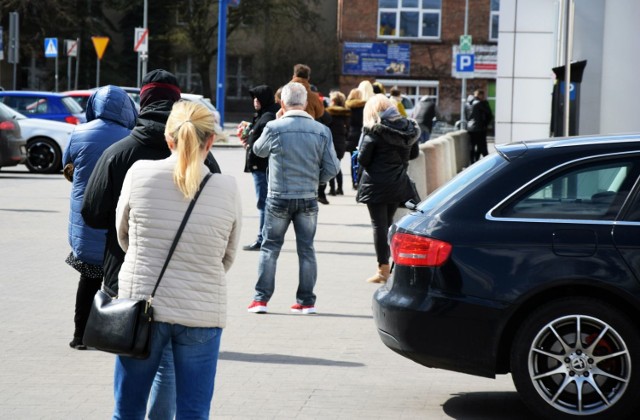 WIDEO: Zakupy w dobie pandemii. Jak zachować bezpieczeństwo w sklepie?
