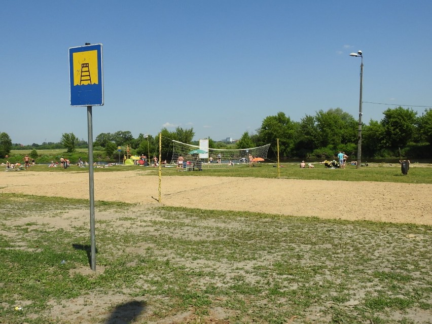 Ruszyła plaża miejska. Ratownicy przez całe lato będą czuwać nad Narwią [zdjęcia]