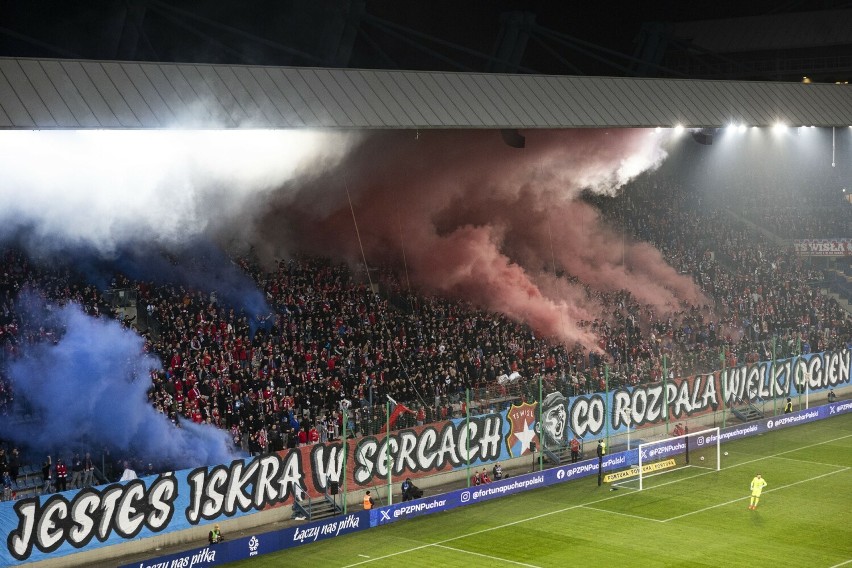 Stadion Wisły Kraków odleciał! Oprawa, race, dużo dymu. Tak kibice dopingowali „Białą Gwiazdę” w meczu z Widzewem Łódź
