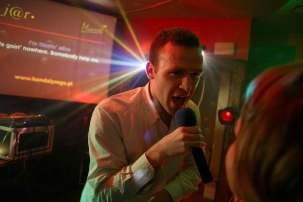 To, że karaoke to świetna zabawa nie ulega wątpliwości. Gdzie wybrać się na nie w Warszawie?
