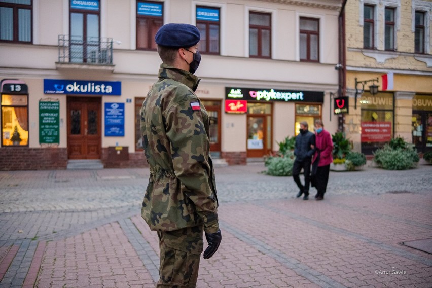 Tarnów. Przy Pomniku Nieznanego Żołnierza w Tarnowie uczcili 102. rocznicę odzyskania niepodległości przez Polskę. [ZDJĘCIA]