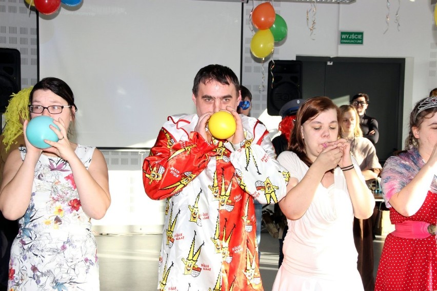 Uczestnicy kwidzyńskiego WTZ bawili się na balu karnawałowym. Przebierana impreza w KPPT [ZDJĘCIA]