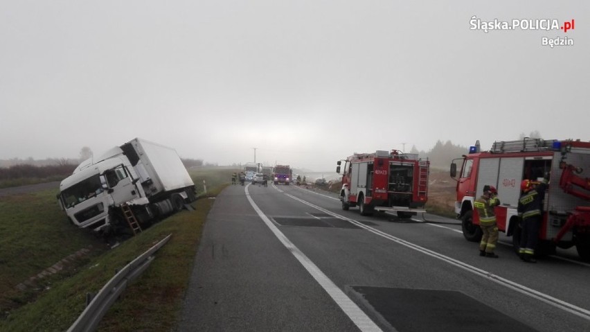 Tragiczny wypadek na S1 w Mierzęcicach. TIR zderzył się z dwoma samochodami osobowymi. Jedna osoba zginęła [ZDJĘCIA] 