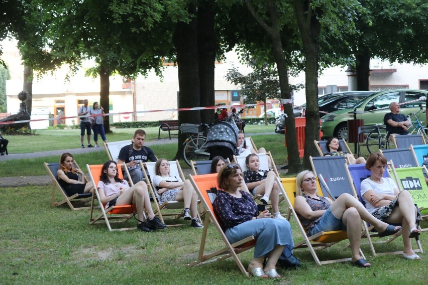Teatr na leżakach w parku Żwirki i Wigury w Wieluniu. Widzowie obejrzeli spektakl "Klapsy" ZDJĘCIA