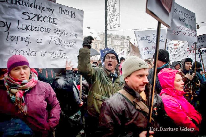 Demonstracja w obronie likwidowanych szkół na wigilii miejskiej w Wałbrzychu