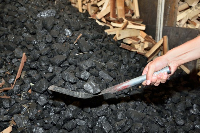 Węgiel kupowany od samorządów ma kosztować nie więcej niż 2 tys. zł za tonę.