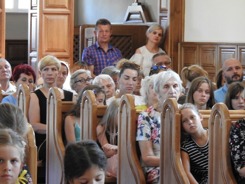 Dożynki,rocznica wybuchu II wojny światowej i poświęcenie tornistrów w parafii Najświętszej Opatrzności Bożej