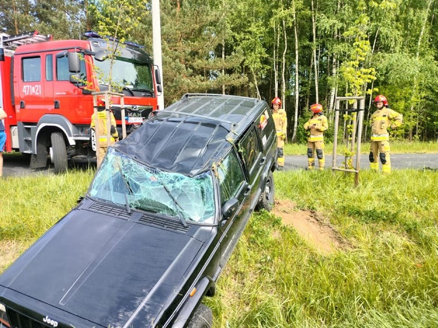 Groźna kolizja w Dęborzeczce (gmina Poświętne) na DW 726. Wywrócił się jeep z lawetą