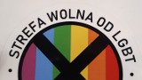 "Gazeta Polska" i naklejka "Strefa wolna od LGBT". Ważne pytania o granice wolności słowa, swobodę działalności gospodarczej i dyskryminację