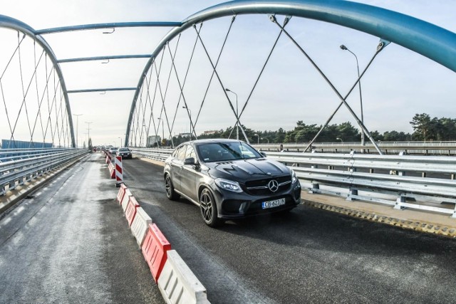 2 stycznia (czwartek) o godz. 12:15 do użytku oddany został nowy wiadukt na Armii Krajowej w Bydgoszczy. Drogowcy udostępnili na razie jeden pas ruchu w kierunku Osielska, który i tak powinien nieco rozładować ruch w tym miejscu. 

Początkowo planowano, że wiadukt będzie gotowy już w połowie grudnia, jednak z uwagi na to, iż konstrukcja była wznoszona nad magistralą kolejową o wyjątkowo dużym natężeniu ruchu, drogowcy mieli utrudnione zadanie. 

Zarząd Dróg i Komunikacji Publicznej w Bydgoszczy zapowiada, że wiosną z nowego obiektu skorzystają również piesi i rowerzyści.

Więcej zdjęć >>>