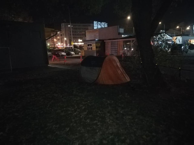 Rondo Wiatraczna opanowane przez bezdomnych? Zrobili sobie nocne pole namiotowe na Grochowie