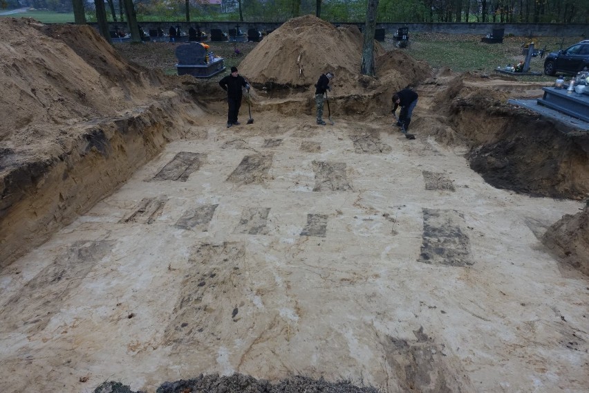 Szukają szczątków majora Hubala. Zakończyły się prace na cmentarzu w Kraśnicy, z jakim efektem? [ZDJĘCIA]