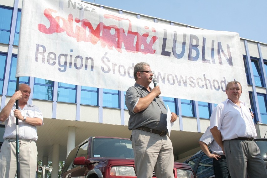 Puławy: Solidarność pikietowała przeciwko sprzedaży Azotów (ZDJĘCIA)