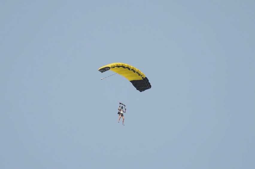 Leszczyńskie skoki spadochronowe na celność lądowania z udziałem skoczków z całej Polski