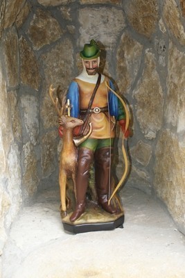 Figurkę świętego wykonał piekarski Zakładowi Sztuki Kościelnej Schaefera