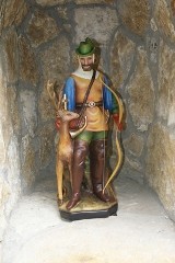 KRÓTKO: Figurka Świętego Huberta stanęła w miejscu zamordowania leśniczego z Radzionkowa