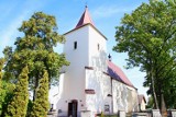 Gotycki kościół w podwieluńskiej Dąbrowie z nową elewacją [FOTO]