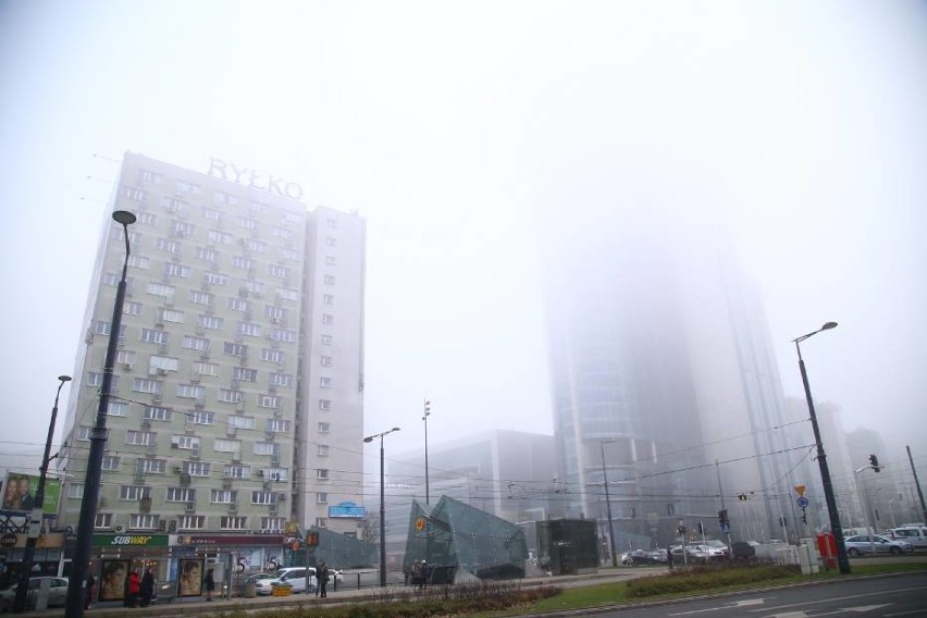 Smog wrócił do Warszawy. Normy przekroczone kilkukrotnie. Dlaczego znów śmierdzi?