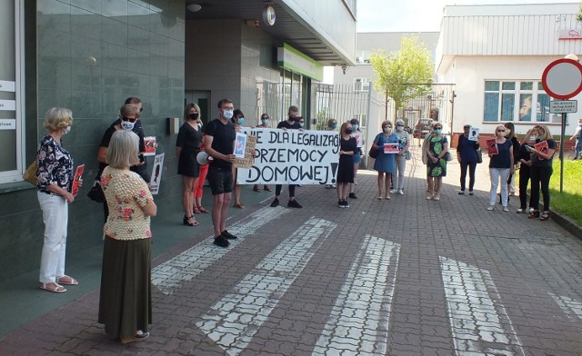 Uczestnicy protestu przed budynkiem Specjalnej Strefy Ekonomicznej Starachowice