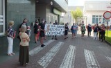 Skromny, ale niemilczący protest przed budynkiem Specjalnej Strefy Ekonomicznej w Starachowicach (ZDJĘCIA)