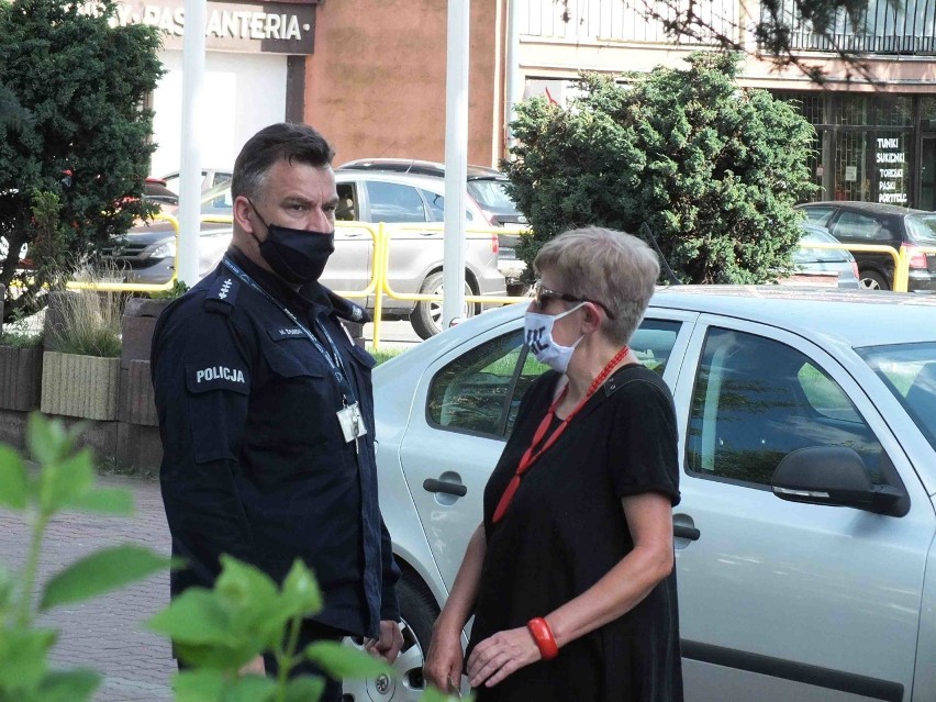 Skromny, ale niemilczący protest przed budynkiem Specjalnej Strefy Ekonomicznej w Starachowicach (ZDJĘCIA)