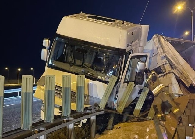 Pelplin. Niebezpieczny wypadek na A1. Ciężarówka utknęła w barierkach, spore utrudnienia na autostradzie. 18.01.2023
