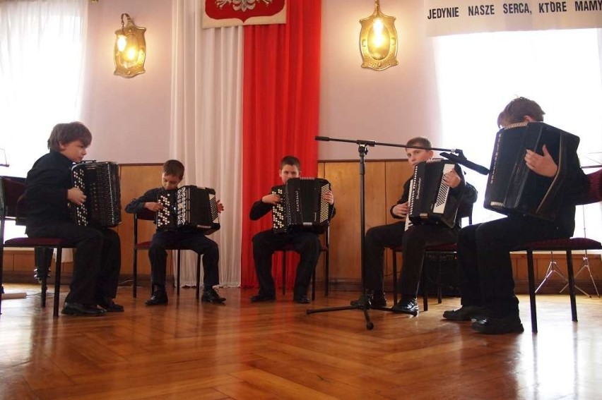 Gniezno: Uczniowie zagrali imieninowy koncert dla prymasa Kowalczyka