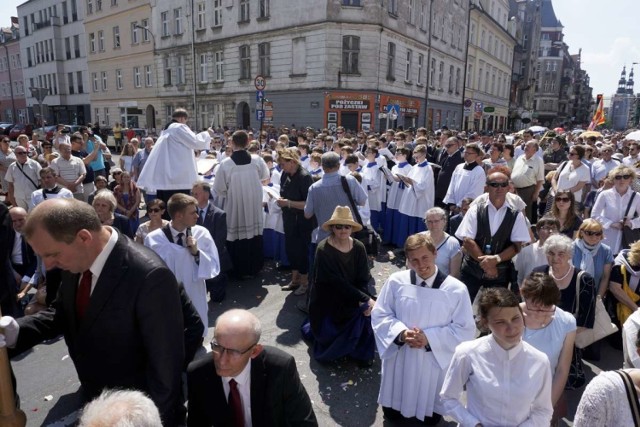 W Centralnej procesji Bożego Ciała ulicami Poznania przeszły tysiące wiernych.