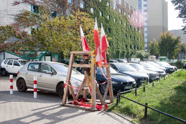 Dzwony smoleńskie na Ursynowie. Od kilku dni mieszkańców Ursynowa interesowały tajemnicze dzwony, które pojawiły się w kilku miejscach, m.in. przy metrze Stokłosy i przy kościele pw. Wniebowstąpienia Pańskiego.