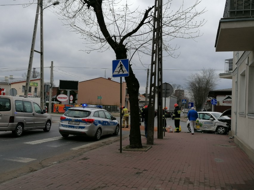 Kolizja dwóch samochodów na skrzyżowaniu ul. Spalskiej i Szczęśliwej w Tomaszowie [ZDJĘCIA]