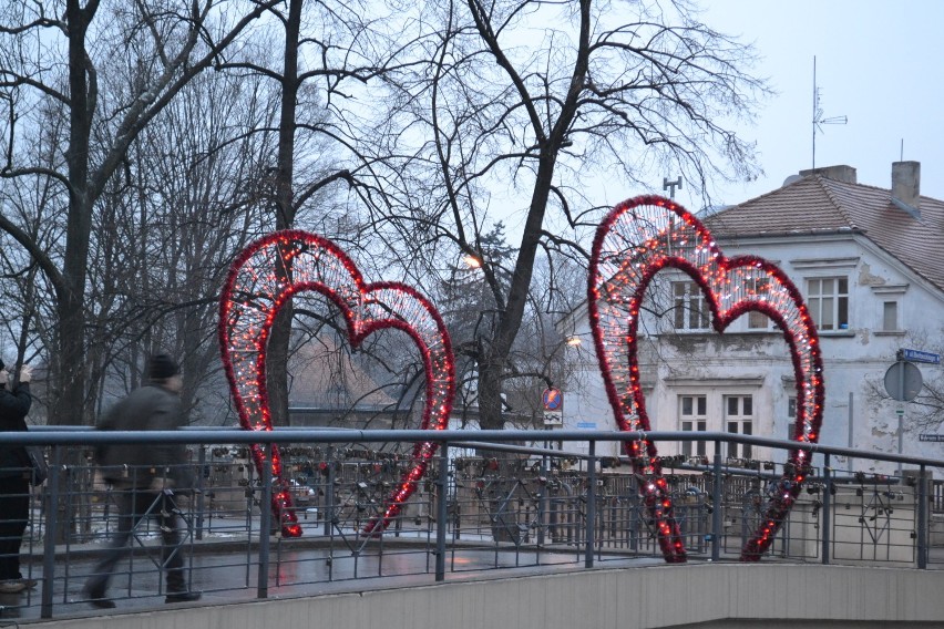 Walentynki w Gliwicach. Na moście kłódek niespodzianka dla zakochanych