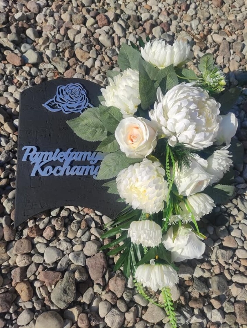 Częstym dodatkiem do kwiatów na cmentarz są tabliczki z...