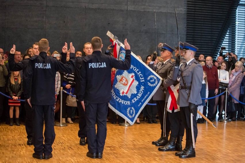 Uroczyste ślubowanie nowo przyjętych małopolskich policjantów [GALERIA]