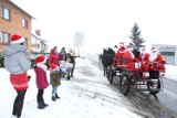 Gmina Wielichowo: Święty Mikołaj w kilku odsłonach odwiedził najmłodszych. To był niezwykły korowód!