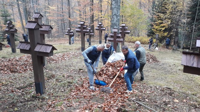 Policjanci z Komendy Powiatowej Policji  stali się oficjalnymi opiekunami cmentarza wojennego w Blechanarce