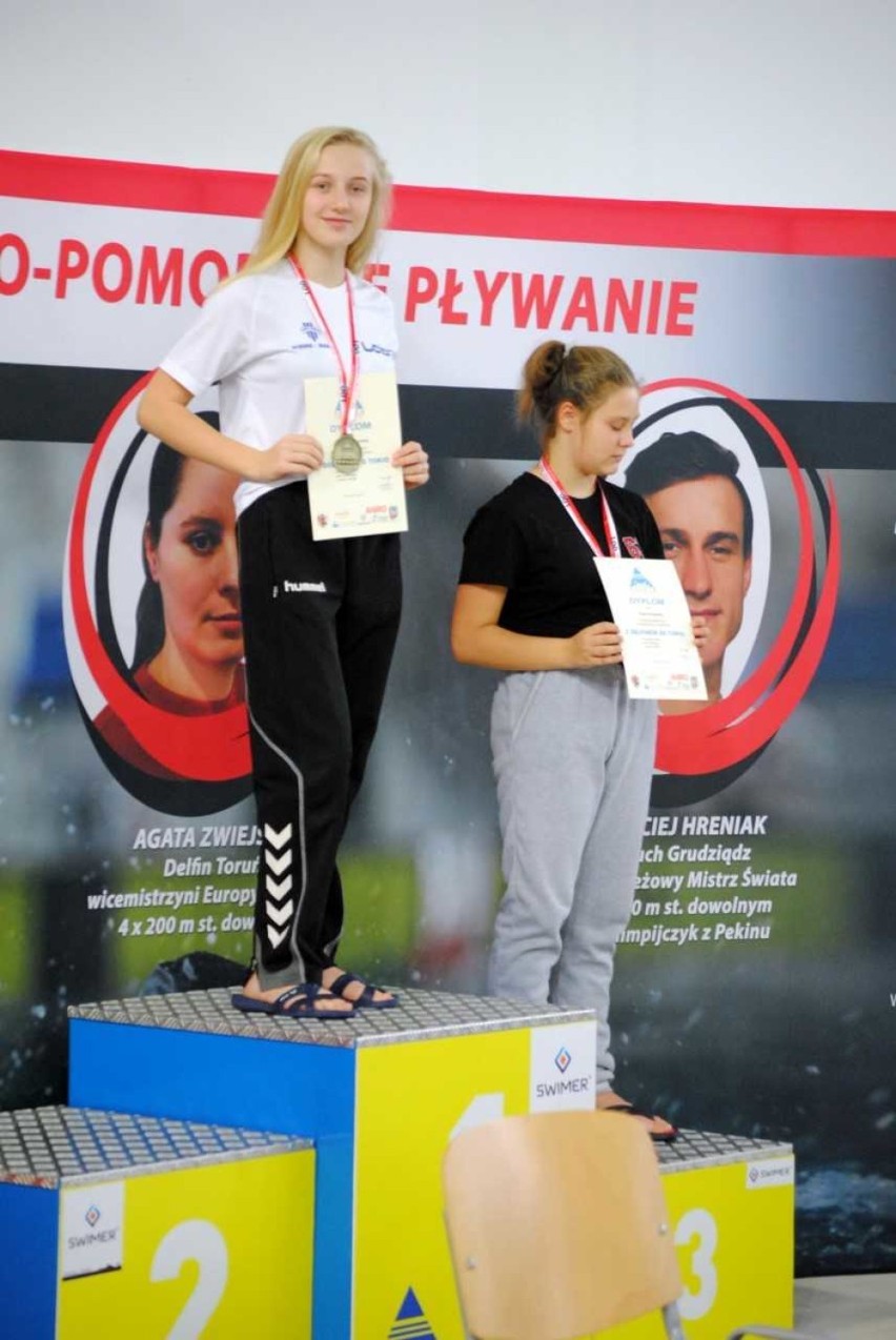 Udany start pływaków MAL WOPR w Toruniu. Złote medale, rekordy życiowe i autografy od mistrzów