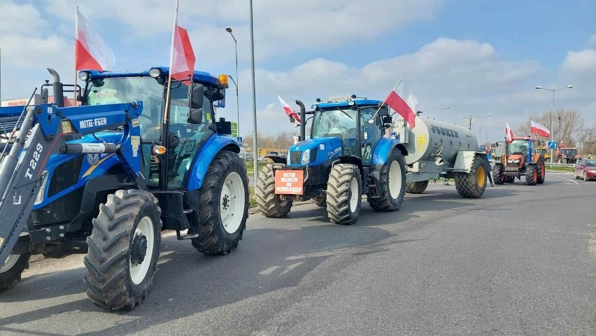 Protest rolników w Radomiu sparaliżował ruch uliczny. Korki na ulicach, spóźnione autobusy i nerwy mieszkańców. Zobacz co się działo