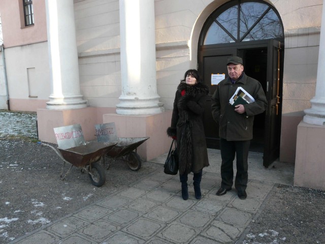 Po wyjściu z pałacu na władze miasta czekały taczki