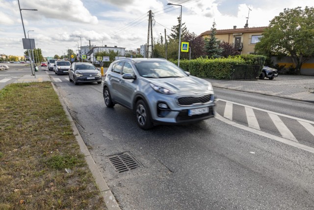 Ulica Glinki w Bydgoszczy została z nowa nawierzchnią, częściowo położoną przez właściciela marketu, częściowo przez miasto. Tyle tylko że między jednym a drugim odcinkiem asfaltu został trzydziestometrowej długości odcinek... starej jezdni.