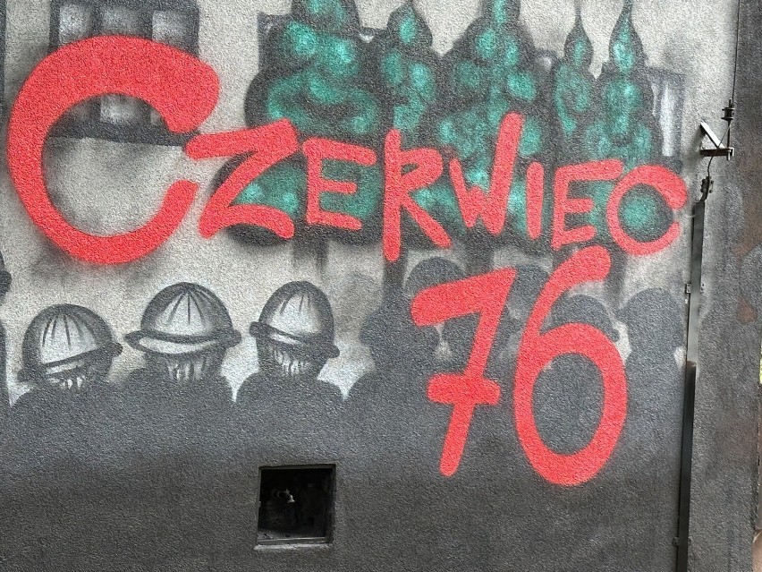Na budynku szkoły podstawowej numer 33 w Radomiu powstał mural nawiązujący do Wydarzeń Czerwcowych 1976. Zobacz zdjęcia