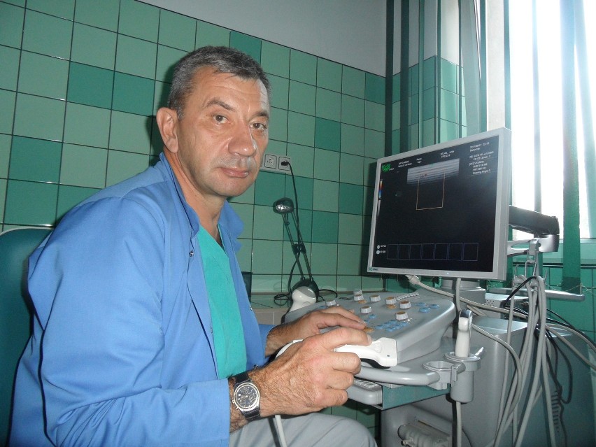 Doktor Michał Pióro pokazuje nam nowy ultrasonograf.