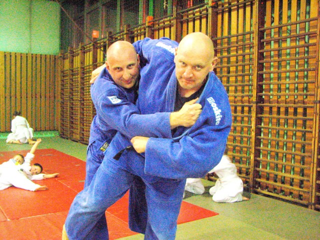 Krzysztof Wiśniewski (z lewej) i Wiesław Szpręglewski: - Polecamy wszystkim judo. To o wiele lepsze niż siedzenie przed telewizorem czy komputerem
